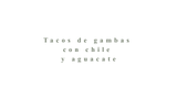 Tacos de gambas con chile y aguacate