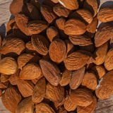 Almendra cruda con piel
